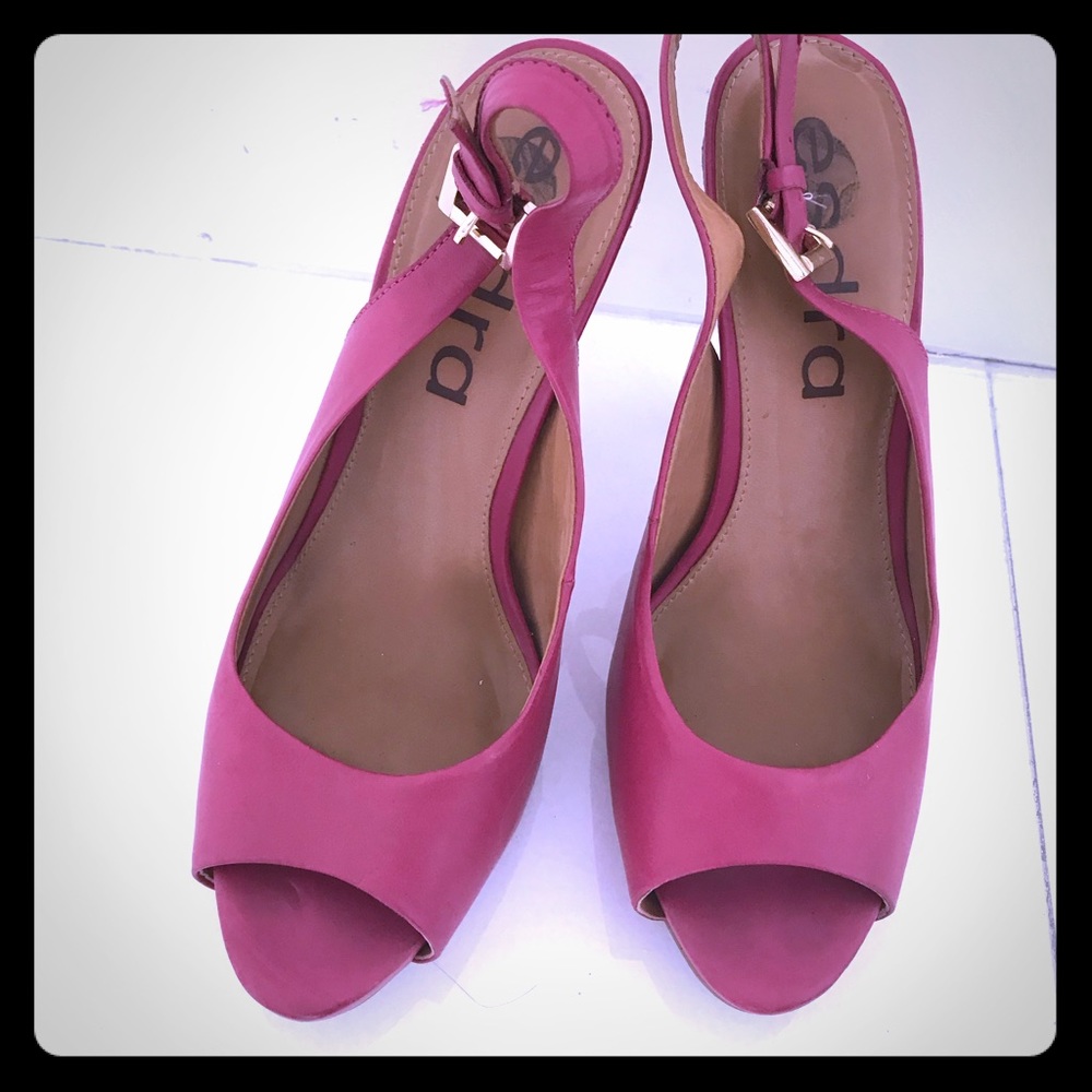Leather fuchsia color high heels shoes